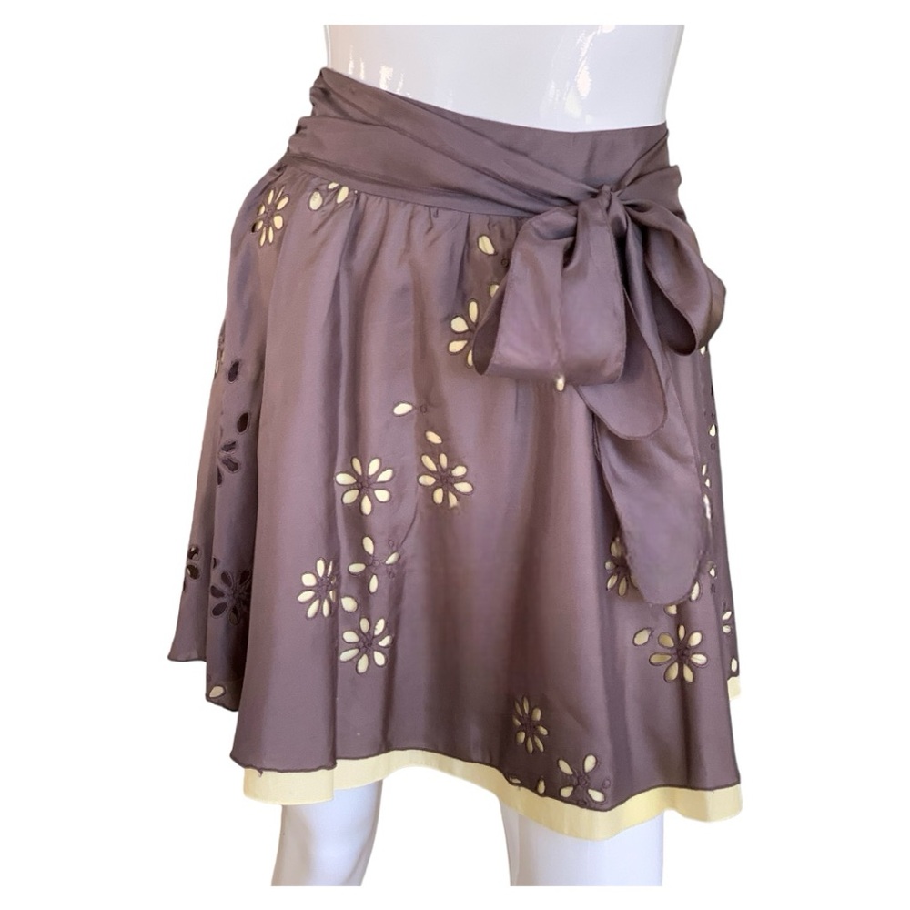 TARA JARMON SILK WITH YELLOW ACCENT EMBROIDERED MINI SKIRT. WOMEN’S SIZE MEDIUM